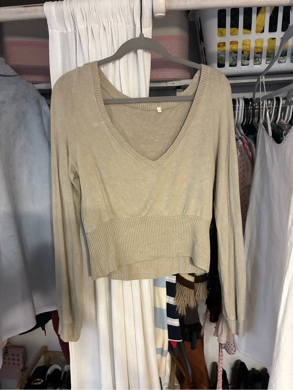 FORM Women's Beige V-Neck Lightweight Pullover Sweater